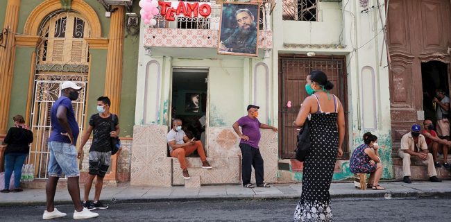 اکونومیست از قفسه های خالی و صف خرید در کوبا خبر داد.