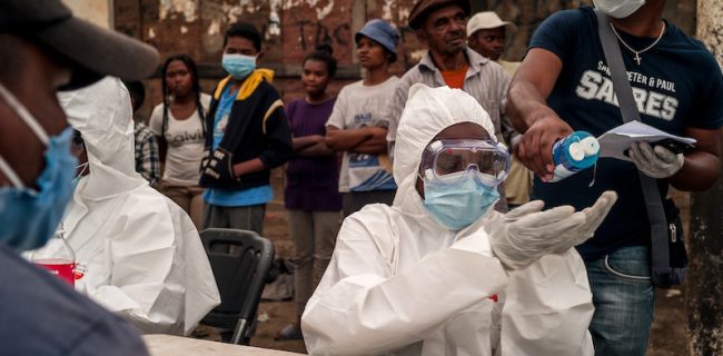 یک سیاست مدار خوب در مواجه با قانون بازار چه کاری انجام میدهد؟