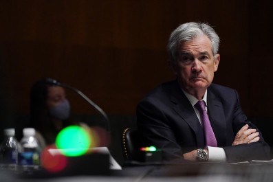 نیوزویک از نظرات مخالف بین بانک مرکزی و مجلس سنا می گوید: